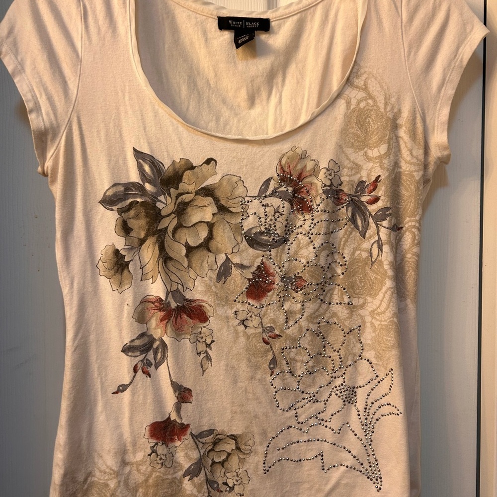 White House Black Market Cream Floral Roses Short Sleeve Tee medium